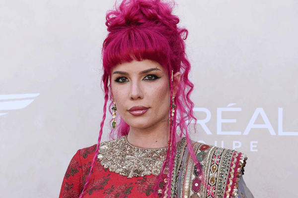 Перейти к новости "Холзи выпустила откровенный сборник 