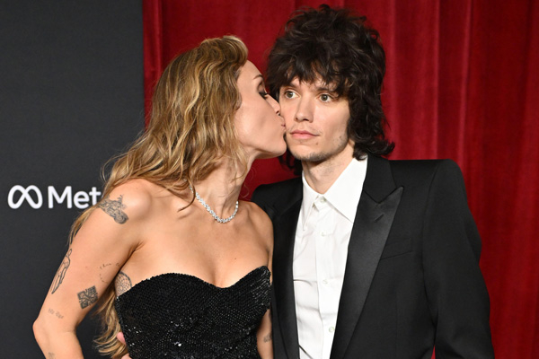 Перейти к новости "Новое кольцо Майли Сайрус разожгло слухи о помолвке"